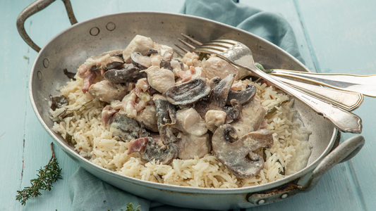 Chicken with bacon, mushrooms and sour cream